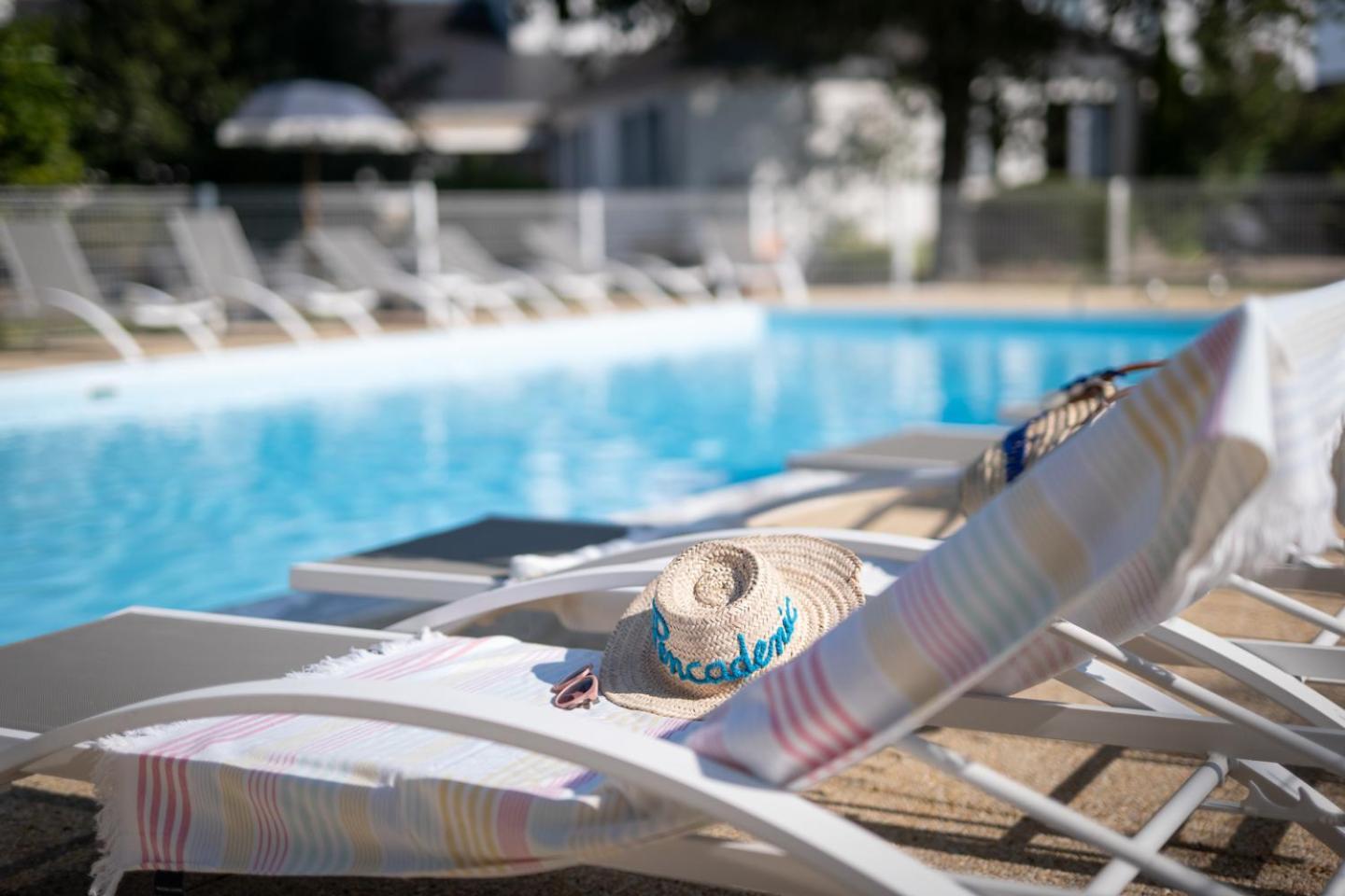 Logis Hotel La Croix Du Sud Le Tour-du-Parc 外观 照片