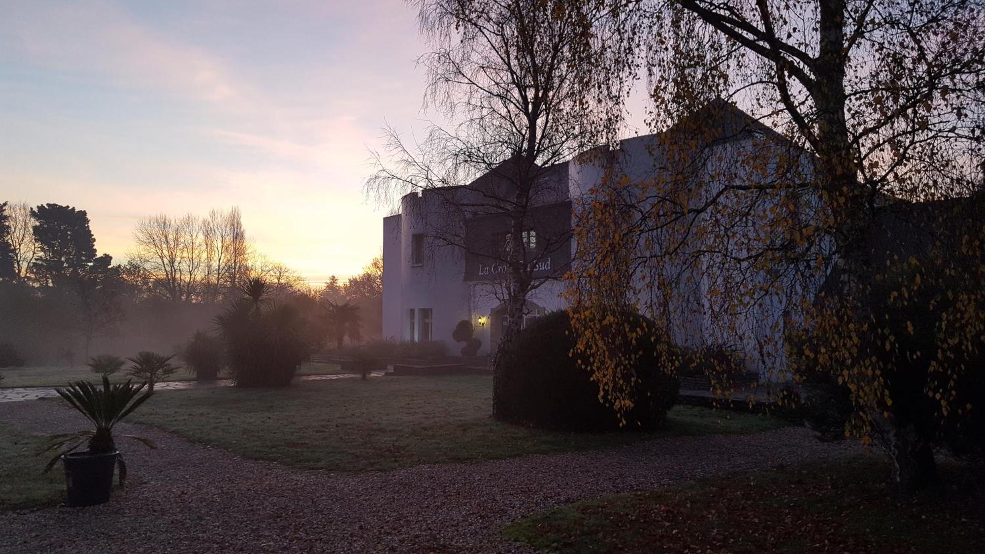 Logis Hotel La Croix Du Sud Le Tour-du-Parc 外观 照片